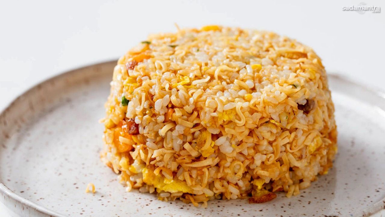 Tips Menyantap Mi Instan dengan Nasi Secara Sehat